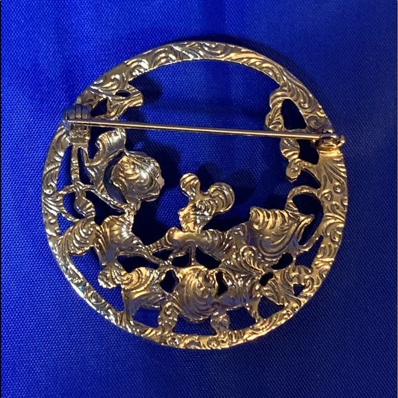 Pink Roses and Faux Pearls Gold Tone Circle Brooch - Picture 5 of 6